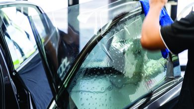 installs a tint film for the car glass