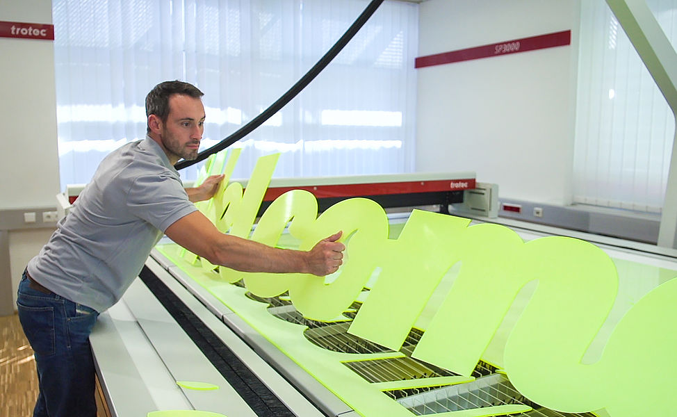 laser-cutting-acrylic-signs-with-the-sp3000-928