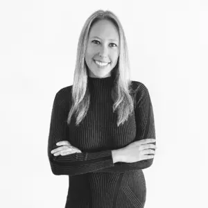 Adrienne Palmer bw jpg e1712353821204