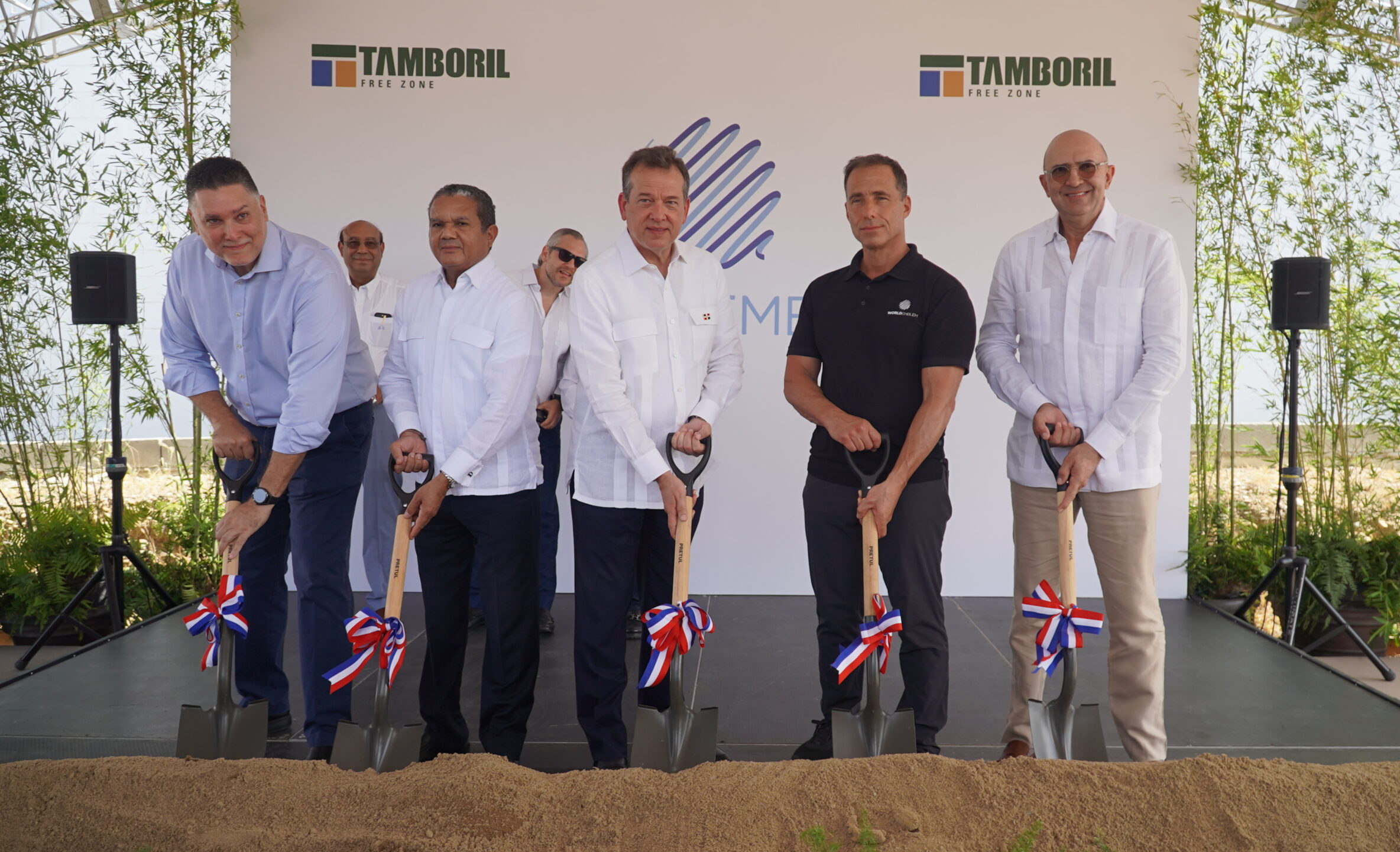 L-R: Pablo Granados (GM Tamboril Free Zone), Daniel Liranzo (director of the National Free Zone Council), Victor "Ito" Bisonó (Minister of Industry and Commerce), Randy Carr (CEO World Emblem) and Mícalo Bermúdez (President of Tamboril Free Zone)
